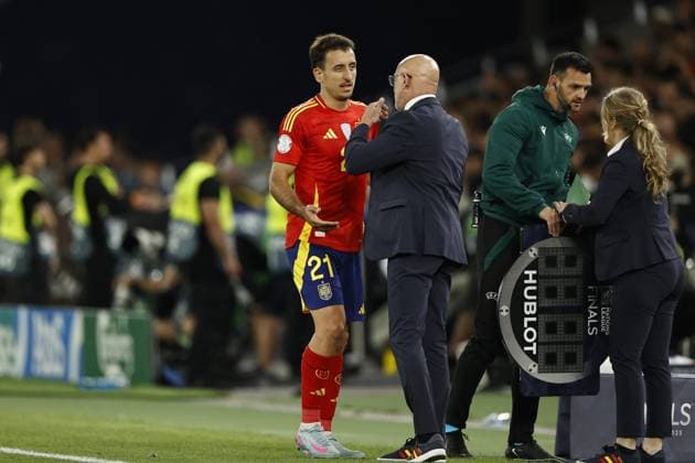 STUTTGART - (l-r) Mikel Oyarzabal of Spain, Spain coach Luis de la Fuente during the UEFA Nations League semifinal match Spain v. France at the Stuttgart Arena on June 5, 2025 in Stuttgart, Germany. ANP Hollandse Hoogte MAURICE VAN STEEN UEFA Nations League 2025 Semi-final 2024 25 xVIxANPxSportx xMauricexvanxSteenxIVx 529380637 originalFilename: 529380637.jpg