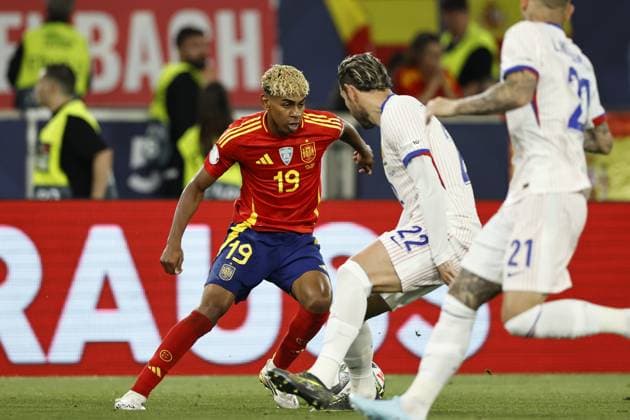 STUTTGART - (l-r) Lamine Yamal of Spain, Theo Hernandez of France, Lucas Hernandez of France during the UEFA Nations League semifinal match Spain v. France at the Stuttgart Arena on June 5, 2025 in Stuttgart, Germany. ANP Hollandse Hoogte MAURICE VAN STEEN UEFA Nations League 2025 Semi-final 2024 25 xVIxANPxSportx xMauricexvanxSteenxIVx 529380649 originalFilename: 529380649.jpg