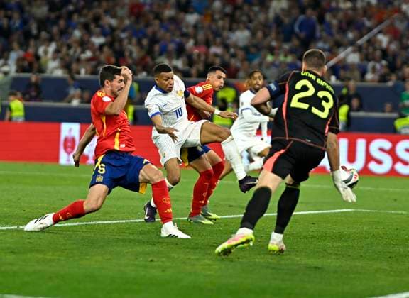 05.06.2025, Fussball UEFA Nations League 2024 25, Halbfinale, Spanien - Frankreich, in der MHP-Arena Stuttgart, Eigentor von Daniel Vivian (Spanien) v.l. Daniel Vivian (Spanien), Kylian Mbappe (Frankreich) und Torwart Simon Unai (Spanien)