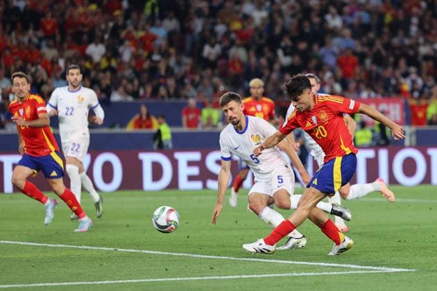 June 5, 2025, Stuttgart, Stuttgart, Germany: Pedro Gonzalez of Spain shoots for goal during the UEFA Nations League Semi Final match between Spain and France at Stuttgart Arena on June 5, 2025, in Stuttgart, Germany. Stuttgart Germany - ZUMAa181 20250605_zaa_a181_144 Copyright: xDennisxAgyemanx