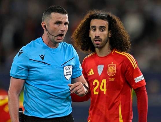 05.06.2025, Fussball UEFA Nations League 2024 25, Halbfinale, Spanien - Frankreich, in der MHP-Arena Stuttgart, v.l. Schiedsrichter Michael Oliver (England) und Marc Cucurella (Spanien)