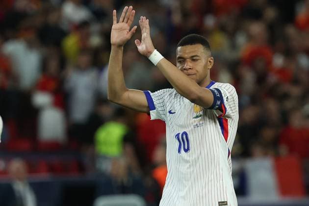 2025.06.05 xJFx UEFA Nations League 2024 25 Halbfinale Spanien - Frankreich v.l., Kylian Mbappe (Frankreich) entschuldigt sich bei den Fans, bedankt sich bei den Fans, bedanken, Dank. Mannschaft nach dem Spiel, after the match bedankt sich bei den Fans, applauds the fans (UEFA REGULATIONS PROHIBIT ANY USE OF PHOTOGRAPHS as IMAGE SEQUENCES and or QUASI-VIDEO) Copyright: JoaquimxFerreira