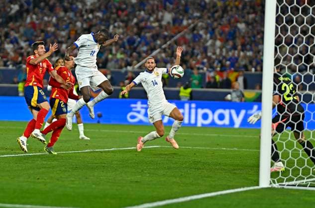 05.06.2025, Fussball UEFA Nations League 2024 25, Halbfinale, Spanien - Frankreich, in der MHP-Arena Stuttgart, Randal Kolo Muani (Frankreich) trifft zum 5:4 gegen Torwart Simon Unai (Spanien)