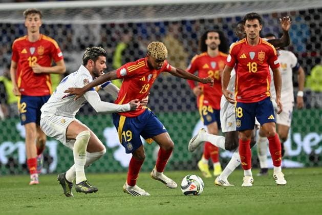 UEFA Nations League Semi-Final: Spain v France STUTTGART, GERMANY - JUNE 05: Lamine Yamal (19) of Spain in action against Theo Hernandez (22) of France during the UEFA Nations League 2025 semi-final match between Spain and France at the MHP Arena Stadium on June 5, 2025, Stuttgart, Germany. Halil Sagirkaya Anadolu Stuttgart Germany. Editorial use only. Please get in touch for any other usage.  Copyright: x2025xAnadoluxHalilxSagirkayax