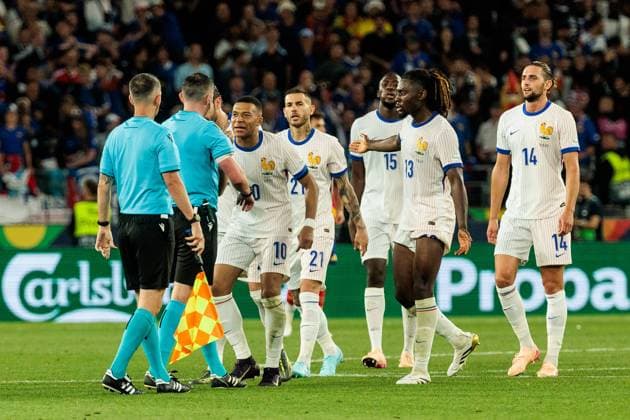 UEFA Nations League Finals: Spanien - Frankreich; 05.06.2025 Kylian Mbappe (Frankreich, 10) diskutiert nach Abpfiff heftig mit Schiedsrichter Michael Oliver (ENG) UEFA Nations League Finals: Halbfinale Spanien - Frankreich; Stuttgart, Arena Stuttgart am 05.06.2025 Copyright: xBEAUTIFULxSPORTS Wunderlx