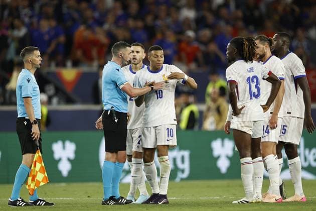 STUTTGART - (l-r) referee Michael Oliver, Kylian Mbappe of France, Manu Kone of France, Adrien Rabiot of France, Ibrahima Konate of France during the UEFA Nations League semifinal match Spain v. France at the Stuttgart Arena on June 5, 2025 in Stuttgart, Germany. ANP Hollandse Hoogte MAURICE VAN STEEN UEFA Nations League 2025 Semi-final 2024 25 xVIxANPxSportx xMauricexvanxSteenxIVx 529381853 originalFilename: 529381853.jpg