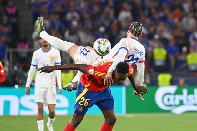 Theo HERNANDEZ (FRA), Aktion,Zweikampf gegen SAMU (ESP) . Fussball Nations League Final Four Halbfinale Spanien (ESP) - Frankreich (FRA) 5-4 am 05.06.2025 , Fussball Arena Stuttgart.
