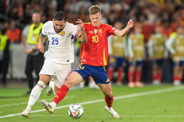 Fußball, Nations League, 20250605, Spanien - Frankreich. Im Bild v.l. Rayan CHERKI (Frankreich, 25), Dani OLMO (Spanien, 10). Stuttgart Stuttgart Arena Baden Württemberg Deutschland Copyright: Passion2Press MarkusxFischerx
