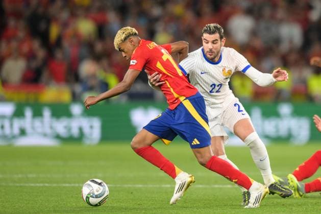 Fußball, Nations League, 20250605, Spanien - Frankreich. Im Bild v.l. Lamine YAMAL (Spanien, 19), Theo HERNANDEZ (Frankreich, 22) Foulspiel Foul. Stuttgart Stuttgart Arena Baden Württemberg Deutschland Copyright: Passion2Press MarkusxFischerx