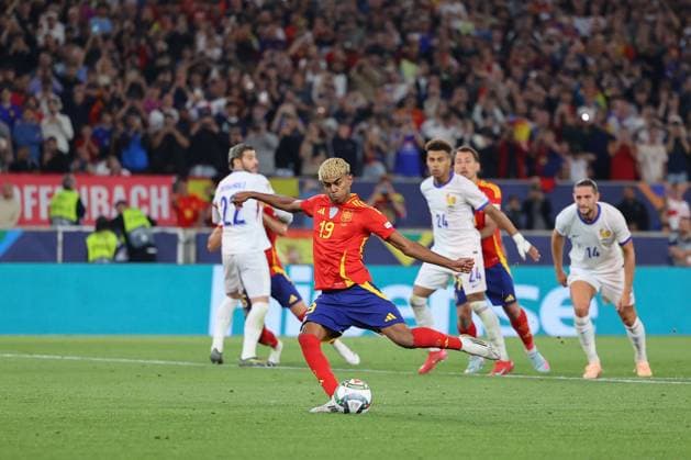 June 5, 2025, Stuttgart, Stuttgart, Germany: Lamine Yamal of Spain scores a penalty goal during the UEFA Nations League Semi Final match between Spain and France at Stuttgart Arena on June 5, 2025, in Stuttgart, Germany. Stuttgart Germany - ZUMAa181 20250605_zaa_a181_142 Copyright: xDennisxAgyemanx