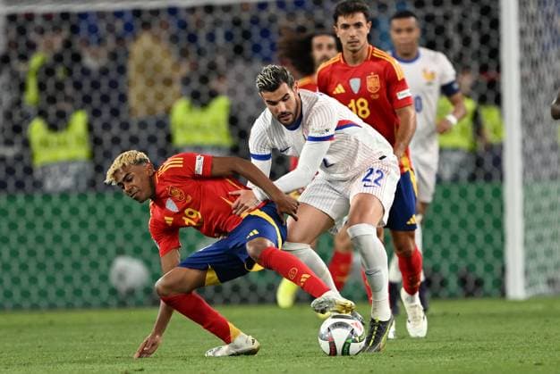 UEFA Nations League Semi-Final: Spain v France STUTTGART, GERMANY - JUNE 05: Lamine Yamal (19) of Spain in action against Theo Hernández (22) of France during the UEFA Nations League 2025 semi-final match between Spain and France at the MHP Arena Stadium on June 5, 2025, Stuttgart, Germany. Halil Sagirkaya Anadolu Stuttgart Germany. Editorial use only. Please get in touch for any other usage.  Copyright: x2025xAnadoluxHalilxSagirkayax