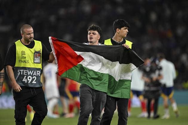 UEFA Nations League Semi-Final: Spain v France STUTTGART, GERMANY - JUNE 05: A Pro-Palestinian protester is escorted off the pitch by stewards during the UEFA Nations League 2025 semi-final match between Spain and France at the MHP Arena Stadium on June 5, 2025, Stuttgart, Germany. Halil Sagirkaya Anadolu Stuttgart Germany. Editorial use only. Please get in touch for any other usage.  Copyright: x2025xAnadoluxHalilxSagirkayax