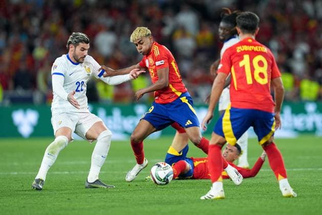Lamine Yamal (Spain) and Teo Hernandez (France) compete for the ball during the UEFA Nations League match between Spain and France at Mercedes-Benz Arena Stuttgart Germany on 05 June 2025. Stoccarda Mercedes-Benz Arena Stoccarda Germany Copyright: xPhotoxGoalxPix MatteoxCiambellix SP24-1209-062