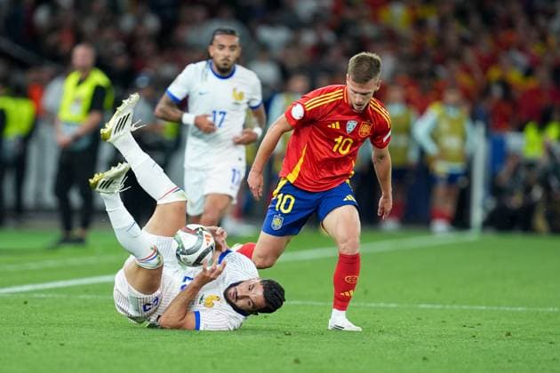 Rayan Cherki (France) and Dani Olmo (Spain) compete for the ball during the UEFA Nations League match between Spain and France at Mercedes-Benz Arena Stuttgart Germany on 05 June 2025. Stoccarda Mercedes-Benz Arena Stoccarda Germany Copyright: xPhotoxGoalxPix MatteoxCiambellix SP24-1209-066