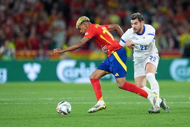 Lamine Yamal (Spain) and Teo Hernandez (France) compete for the ball during the UEFA Nations League match between Spain and France at Mercedes-Benz Arena Stuttgart Germany on 05 June 2025. Stoccarda Mercedes-Benz Arena Stoccarda Germany Copyright: xPhotoxGoalxPix MatteoxCiambellix SP24-1209-071