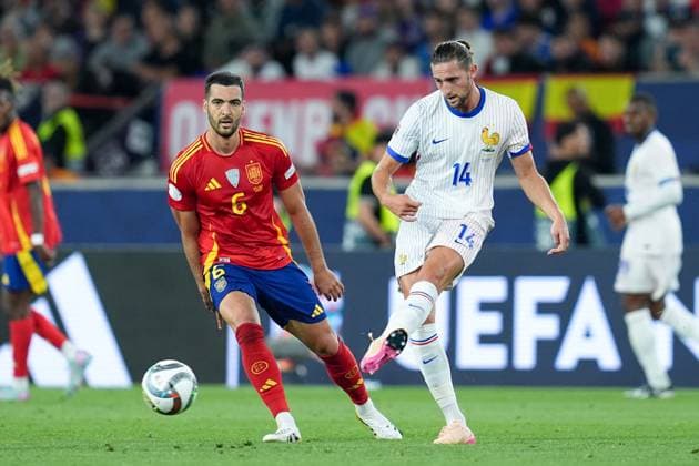 Mikel Merino (Spain) and Adrien Rabiot (France) compete for the ball during the UEFA Nations League match between Spain and France at Mercedes-Benz Arena Stuttgart Germany on 05 June 2025. Stoccarda Mercedes-Benz Arena Stoccarda Germany Copyright: xPhotoxGoalxPix MatteoxCiambellix SP24-1209-035