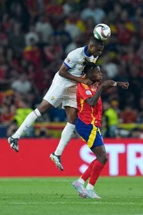 Nico Williams (Spain) and Pierre Kalulu (France) compete for the ball during the UEFA Nations League match between Spain and France at Mercedes-Benz Arena Stuttgart Germany on 05 June 2025. Stoccarda Mercedes-Benz Arena Stoccarda Germany Copyright: xPhotoxGoalxPix MatteoxCiambellix SP24-1209-037