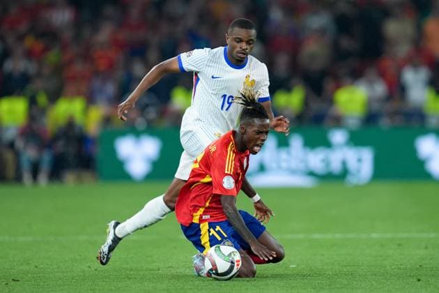 Pierre Kalulu (France) and Nico Williams (Spain) compete for the ball during the UEFA Nations League match between Spain and France at Mercedes-Benz Arena Stuttgart Germany on 05 June 2025. Stoccarda Mercedes-Benz Arena Stoccarda Germany Copyright: xPhotoxGoalxPix MatteoxCiambellix SP24-1209-042