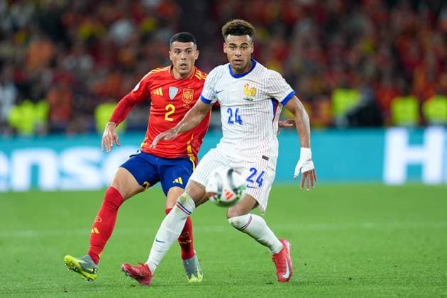 Pedro Porro (Spain) and Desire Doue (France) compete for the ball during the UEFA Nations League match between Spain and France at Mercedes-Benz Arena Stuttgart Germany on 05 June 2025. Stoccarda Mercedes-Benz Arena Stoccarda Germany Copyright: xPhotoxGoalxPix MatteoxCiambellix SP24-1209-045