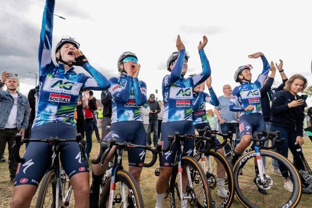 2025 Lloyds Tour of Britain Women Picture by Elliot Keen British Cycling via SWpix.com - 05 06 2025 - Cycling - UCI Women s World Tour - 2025 Lloyds Tour of Britain Women - Stage 1: Dalby Forest to Redcar - Teams members of AG Insurance - Soudal Team celebrate while Kim Le Court Pienaar (AG Insurance - Soudal Team) is on the podium Copyright: x xSWpix.comx(t axPhotographyxHubxLtd)xElliotxKeen BritishxCyclingxviaxSWpix.comx SWP-2945-0138