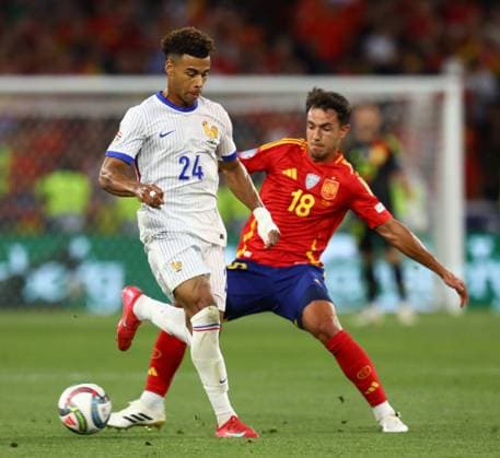 June 5, 2025, Stuttgart, Baden-Wurttemberg, Germany: DESIRE DOUE of France and MARTIN ZUBIMENDI of Spain fight for the ball in the UEFA Nations League 2025 semifinal between SPAIN and FRANCE at the MHP Arena in Stuttgart, Germany Stuttgart Germany - ZUMAc179 20250605_zep_c179_067 Copyright: xMickaelxChavetx