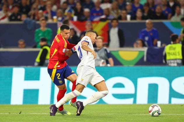 June 5, 2025, Stuttgart, Baden-Wurttemberg, Germany: KYLIAN MBAPPE of France is fouled by PEDRO PORRO of Spain and obtains a penalty kick during the UEFA Nations League 2025 semifinal between SPAIN and FRANCE at the MHP Arena in Stuttgart, Germany Stuttgart Germany - ZUMAc179 20250605_zep_c179_049 Copyright: xMickaelxChavetx