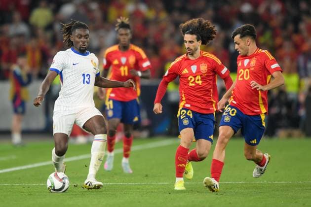 Fußball, Nations League, 20250605, Spanien - Frankreich. Im Bild v.l. Manu KONE (Frankreich, 13), Marc CUCURELLA (Spanien, 24), PEDRI (Spanien, 20). Stuttgart Stuttgart Arena Baden Württemberg Deutschland Copyright: Passion2Press MarkusxFischerx