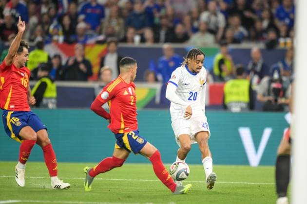 Fußball, Nations League, 20250605, Spanien - Frankreich. Im Bild v.l. Martin ZUBIMENDI (Spanien, 18), Pedro PORRO (Spanien, 2), Bradley BARCOLA (Frankreich, 20). Stuttgart Stuttgart Arena Baden Württemberg Deutschland Copyright: Passion2Press MarkusxFischerx