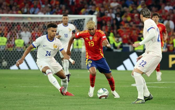 05.06.25 Spanien - Frankreich Deutschland, Stuttgart, 05.06.2025, Fussball, UEFA Nations League (Halbfinale) in Stuttgart, Spanien - Frankreich (5:4): v.l. Desire Doue (Frankreich), Lamine Yamal (Spanien).
