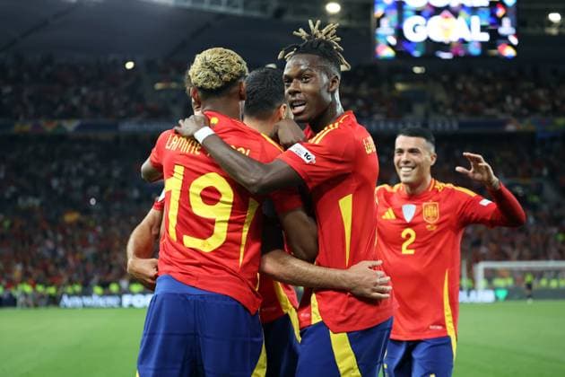 05.06.25 Spanien - Frankreich Deutschland, Stuttgart, 05.06.2025, Fussball, UEFA Nations League (Halbfinale) in Stuttgart, Spanien - Frankreich (5:4): v.l. Lamine Yamal, Mikel Merino, Nico Williams (alle Spanien); Jubel Tor 2:0 Merino.