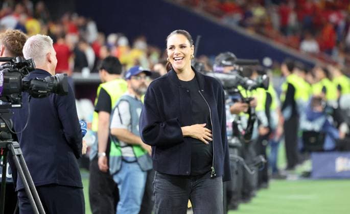 05.06.25 Spanien - Frankreich Deutschland, Stuttgart, 05.06.2025, Fussball, UEFA Nations League (Halbfinale) in Stuttgart, Spanien - Frankreich (5:4): v.l. Bastian Schweinsteiger, Esther Sedlaczek (Reporterin); Schwanger Babybauch.