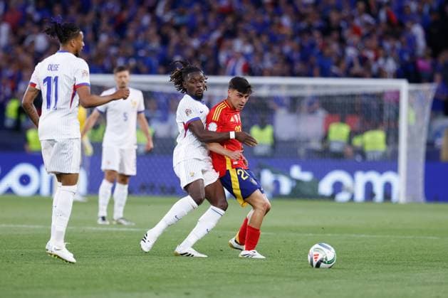 June 5, 2025, Stuttgart, Stuttgart, Germany: Manu Kone of France and Pedro Gonzalez of Spain in action during the UEFA Nations League Semi Final match between Spain and France at Stuttgart Arena on June 5, 2025, in Stuttgart, Germany. Stuttgart Germany - ZUMAa181 20250605_zaa_a181_110 Copyright: xDennisxAgyemanx