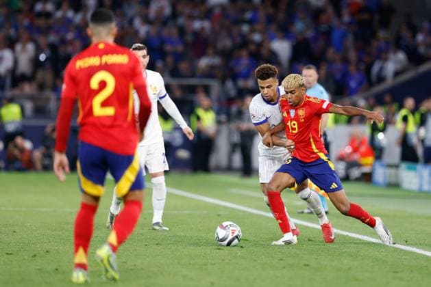 June 5, 2025, Stuttgart, Stuttgart, Germany: Desire Doue of France and Lamine Yamal of Spain in action during the UEFA Nations League Semi Final match between Spain and France at Stuttgart Arena on June 5, 2025, in Stuttgart, Germany. Stuttgart Germany - ZUMAa181 20250605_zaa_a181_135 Copyright: xDennisxAgyemanx