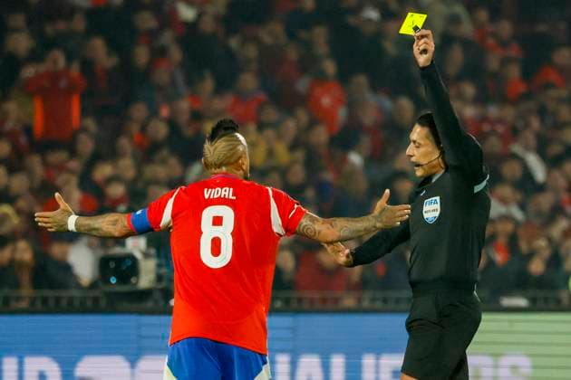 Futbol, Chile vs Argentina. Eliminatorias al mundial de la Fifa 2026. El arbitro Jesus Valenzuela le muestra tarjeta amarilla al jugador de la seleccion chilena Arturo Vidal durante un partido clasificatorio al mundial de 2026 entre Chile y Argentina disputado en el estadio Nacional de Santiago, Chile. 05 06 2025 Andres Pina Photosport Football, Chile vs Argentina. 2026 FIFA World Cup, WM, Weltmeisterschaft, Fussball qualifiers. Referee Jesus Valenzuela shows a yellow card to Chile™s player Arturo Vidal during a 2026 Fifa World Cup qualifier match between Chile and Argentina at the National stadium in Santiago, Chile. 05 06 2025 Andres Pina Photosport Chile vs Argentina, eliminatorias al mundial 2026 