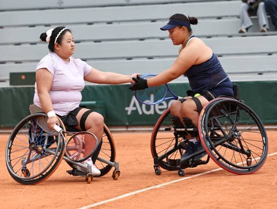 (250606) -- PARIS, June 6, 2025 -- Li Xiaohui (R) Wang Ziying celebrate a point during the wheelchair tennis women s doubles semifinal match between Pauline Deroulede of France Aniek Van Koot of the Netherlands and Li Xiaohui Wang Ziying of China at the French Open tennis tournament at Roland Garros, Paris, France, June 5, 2025. ) (SP)FRANCE-PARIS-WHEELCHAIR TENNIS-FRENCH OPEN-WOMEN S DOUBLES-SEMIFINAL LixJing 