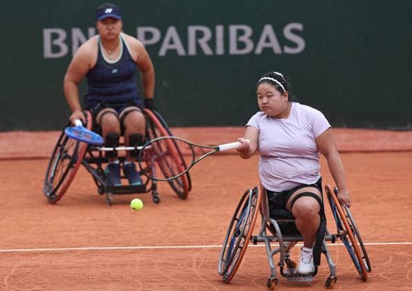 Sport Themen der Woche KW23 Sport Bilder des Tages Sport Bilder des Tages (250606) -- PARIS, June 6, 2025 -- Li Xiaohui Wang Ziying (R) compete during the wheelchair tennis women s doubles semifinal match between Pauline Deroulede of France Aniek Van Koot of the Netherlands and Li Xiaohui Wang Ziying of China at the French Open tennis tournament at Roland Garros, Paris, France, June 5, 2025. ) (SP)FRANCE-PARIS-WHEELCHAIR TENNIS-FRENCH OPEN-WOMEN S DOUBLES-SEMIFINAL LixJing 