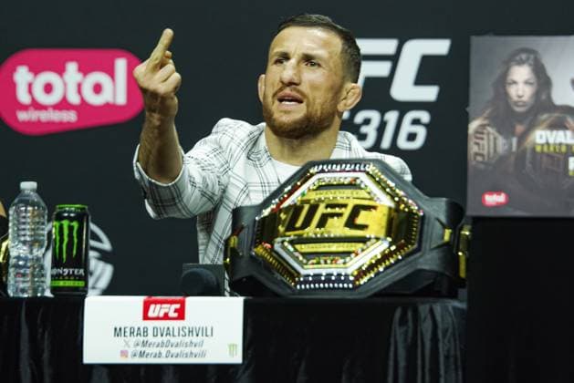 Bilder des Jahres 2025, Sport 06 Juni Sport Themen der Woche KW23 Sport Bilder des Tages Sport Bilder des Tages UFC 316: press conference, PK, Pressekonferenz NEWARK, NEW JERSEY - JUNE 05: Merab Dvalishvili gestures during the UFC 316 press conference at Prudential Center on June 05, 2025 in Newark, NJ, USA. (Photo by Matt Davies Pximages) Newark Prudential Center NJ USA Copyright: xx