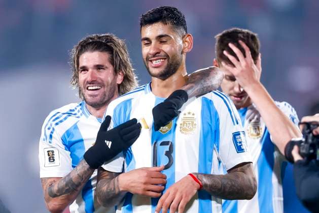 Sport Themen der Woche KW23 Sport Bilder des Tages Sport Bilder des Tages Futbol, Chile vs Argentina. Clasificatorias al Mundial 2026. Los jugadores de la seleccion Argentina Cristian Romero y Rodrigo De Paul, celebran la victoria al final del partido clasificatorio al Mundial 2026 valido por la Fecha 15 entre Chile y Argentina disputado en el estadio Nacional de Santiago, Chile. 05 06 2025 Pepe Alvujar Photosport Football, Chile vs Argentina. 2026 World Cup Qualifiers. Argentina™s players, Cristian Romero and Rodrigo De Paul celebrate victory at the end of the match a 2026 World Cup qualifier, Matchday 15, between Chile and Argentina at the National Stadium in Santiago, Chile. 05 06 2025 Pepe Alvujar Photosport Chile vs Argentina, eliminatorias al mundial 2026 
