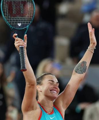 (250606) -- PARIS, June 6, 2025 -- Aryna Sabalenka celebrates after winning the women s singles semifinal between Aryna Sabalenka of Belarus and Iga Swiatek of Poland at the French Open tennis tournament at Roland Garros, Paris, France, June 5, 2025. ) (SP)FRANCE-PARIS-TENNIS-FRENCH OPEN-WOMEN S SINGLES-SEMIFINAL GaoxJing 