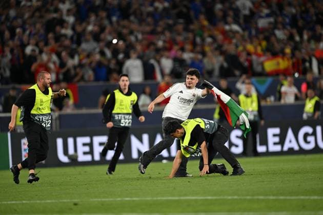 UEFA Nations League Semi-Final: Spain v France UEFA Nations League Semi-Final: Spain v France STUTTGART, GERMANY - JUNE 05: A Pro-Palestinian protester is escorted off the pitch by stewards during the UEFA Nations League 2025 semi-final match between Spain and France at the MHP Arena Stadium on June 5, 2025, Stuttgart, Germany. Halil Sagirkaya Anadolu Stuttgart Germany. Editorial use only. Please get in touch for any other usage.  Copyright: x2025xAnadoluxHalilxSagirkayax Stuttgart Germany. Editorial use only. Please get in touch for any other usage.  Copyright: xIMAGO AnadoluxAgencyxIMAGO HalilxSagirkayax
