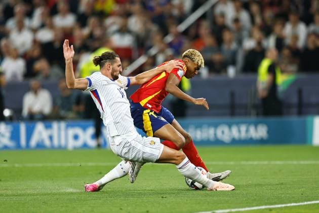 (L-R) Adrien Rabiot (FRA), Lamine Yamal (ESP), JUNE 5, 2025 - Football Soccer : UEFA Nations League Semi-finals match between Spain 5-4 France at the Stuttgart Arena in Stuttgart, Germany. Noxthirdxpartyxsales  (293790187)