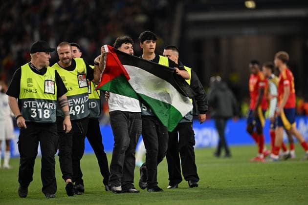 UEFA Nations League Semi-Final: Spain v France UEFA Nations League Semi-Final: Spain v France STUTTGART, GERMANY - JUNE 05: A Pro-Palestinian protester is escorted off the pitch by stewards during the UEFA Nations League 2025 semi-final match between Spain and France at the MHP Arena Stadium on June 5, 2025, Stuttgart, Germany. Halil Sagirkaya Anadolu Stuttgart Germany. Editorial use only. Please get in touch for any other usage.  Copyright: x2025xAnadoluxHalilxSagirkayax Stuttgart Germany. Editorial use only. Please get in touch for any other usage.  Copyright: xIMAGO AnadoluxAgencyxIMAGO HalilxSagirkayax