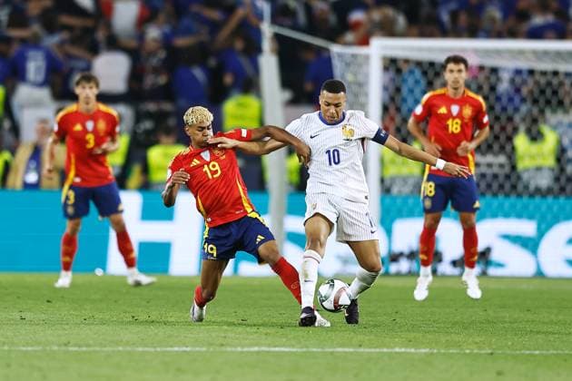 (L-R) Lamine Yamal (ESP), Kylian Mbappe (FRA), JUNE 5, 2025 - Football Soccer : UEFA Nations League Semi-finals match between Spain 5-4 France at the Stuttgart Arena in Stuttgart, Germany. Noxthirdxpartyxsales  (293790250)