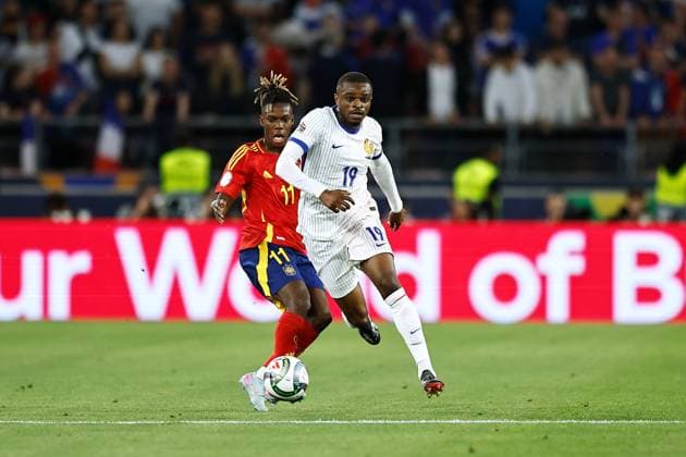 (L-R) Nico Williams (ESP), Pierre Kalulu (FRA), JUNE 5, 2025 - Football Soccer : UEFA Nations League Semi-finals match between Spain 5-4 France at the Stuttgart Arena in Stuttgart, Germany. Noxthirdxpartyxsales  (293790679)