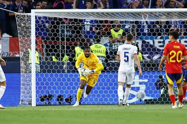 Mike Maignan (FRA), JUNE 5, 2025 - Football Soccer : UEFA Nations League Semi-finals match between Spain 5-4 France at the Stuttgart Arena in Stuttgart, Germany. Noxthirdxpartyxsales  (293790841)