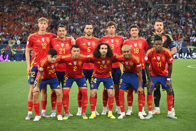 Teamfoto,Team,Mannschaft,Mannschaftsfoto:hi.v.li:Oscar MINGUEZA (ESP) ,Mikel OYARZABAL (ESP),Mikel MERINO (ESP),Robin LE NORMAND (ESP),Martin ZUBIMENDI (ESP),TORWART Unai SIMON (ESP),vorne v.li:PEDRI (ESP),Pedro PORRO (ESP),Marc CUCURELLA (ESP),Lamine YAMAL (ESP),Nico WILLIAMS (ESP). Fussball Nations League Final Four Halbfinale Spanien (ESP) - Frankreich (FRA) 5-4 am 05.06.2025 , Fussball Arena Stuttgart.