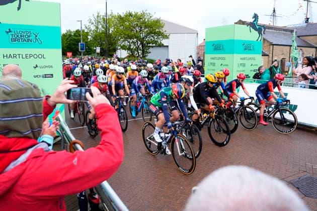 Sport Bilder des Tages 2025 Lloyds Tour of Britain Women Picture by Olly Hassell SWpix.com - 06 06 2025 - Cycling - UCI Women s World Tour - 2025 Lloyds Tour of Britain Women - Stage 2: Hartlepool to Saltburn-by-the-Sea - The riders roll out at the start in Hartlepool Copyright: x xSWpix.comx(t axPhotographyxHubxLtd)xOllyxHassell SWpix.comx SWP-2944-0121