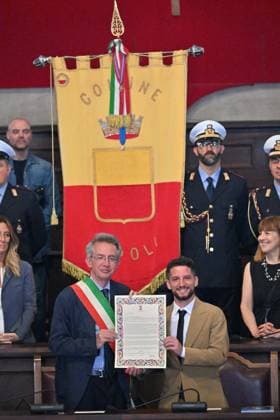 Bilder des Jahres 2025, Sport 06 Juni Sport Themen der Woche KW23 Sport Bilder des Tages Foto IPP Felice De Martino Napoli 06 06 2025 conferimento della Cittadinanza onoraria della citta di Napoli al calciatore Dries Mertens nella foto il sindaco di napoli Gaetano Manfredi mentre consegna la pergamena a Dries Mertens sotto il gonfalone del Comune Italy Photo Press - World Copyright italy ITALY  Copyright: xR4924_italyphotopressx