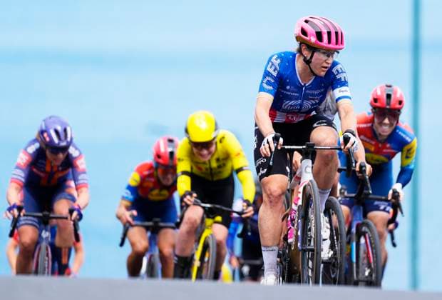 2025 Lloyds Tour of Britain Women Picture by Olly Hassell SWpix.com - 06 06 2025 - Cycling - UCI Women s World Tour - 2025 Lloyds Tour of Britain Women - Stage 2: Hartlepool to Saltburn-by-the-Sea - Kristen Faulkner (EF Education-Oatly) leads the group up Saltburn Bank Copyright: x xSWpix.comx(t axPhotographyxHubxLtd)xOllyxHassell SWpix.comx SWP-2944-0155