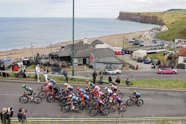Sport Bilder des Tages 2025 Lloyds Tour of Britain Women Picture by Alex Whitehead SWpix.com - 06 06 2025 - Cycling - UCI Women s World Tour - 2025 Lloyds Tour of Britain Women - Stage 2: Hartlepool to Saltburn-by-the-Sea - Kim Le Court Pienaar (AG Insurance - Soudal Team) leads the second group up Saltburn Bank Copyright: x xSWpix.comx(t axPhotographyxHubxLtd)xAlexxWhitehead SWpix.comx SWP-2944-0163